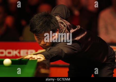 Snooker - Pukka Pies UK Championship - Tag neun - Telford International Center. Chinas Ding Junhui beim Pukka Pies UK Championship Final im Telford International Center, Telford, am Tisch. Stockfoto