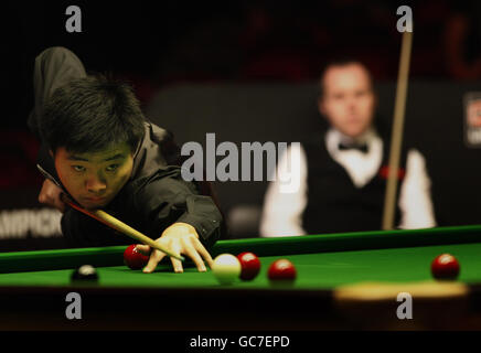 Snooker - Pukka Pies UK Championship - Tag neun - Telford International Center. Chinas Ding Junhui beim Pukka Pies UK Championship Final im Telford International Center, Telford, am Tisch. Stockfoto