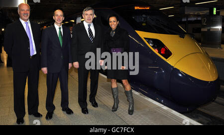 (Von links nach rechts) Keith Ludeman, Geschäftsführer der Schieß los. PLC, Lord Adoni, Premierminister Gordon Brown und Kelly Holmes, am ersten Tag des neuen Hochgeschwindigkeitszuges Javelin am Bahnhof St. Pancras in London. Stockfoto