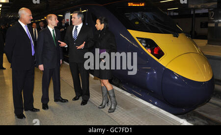 (Von links nach rechts) Keith Ludeman, Geschäftsführer der Schieß los. PLC, Lord Adoni, Premierminister Gordon Brown und Kelly Holmes, am ersten Tag des neuen Hochgeschwindigkeitszuges Javelin am Bahnhof St. Pancras in London. Stockfoto