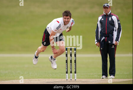 Cricket - England Netze Sitzung - Universität Pretoria. Englands James Anderson bowls von Trainer Andy Flower während einer Netzsitzung an der Universität von Pretoria, Südafrika, beobachtet. Stockfoto