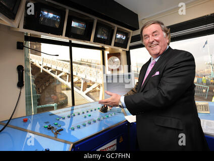 Sir Terry Wogan feiert die Freiheit der City of London, indem er die Tower Bridge im Alleingang hochhebt und dann schließt. Der Sender beginnt seine letzte Woche mit der Präsentation seiner Frühstücksshow auf Radio 2 nach fünf Jahrzehnten im Rundfunk. Stockfoto