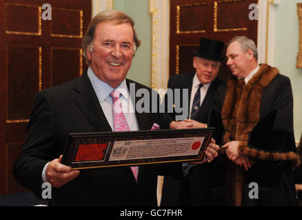 Sir Terry Wogan mit der Freiheit der Stadt London im Herrenhaus heute. Früher hob er im Alleingang die Tower Bridge an und öffnete sie. Der Sender beginnt seine letzte Woche mit der Präsentation seiner Frühstücksshow auf Radio 2 nach fünf Jahrzehnten im Rundfunk. Stockfoto