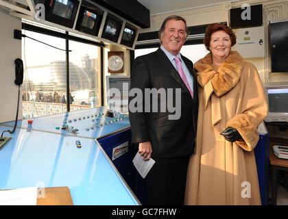 Sir Terry Wogan und seine Frau Helen feiern die Freiheit der City of London, indem sie die Tower Bridge im Alleingang anheben und dann schließen. Der Sender beginnt seine letzte Woche mit der Präsentation seiner Frühstücksshow auf Radio 2 nach fünf Jahrzehnten im Rundfunk. Stockfoto