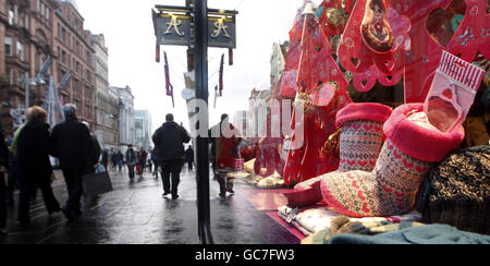 Weihnachtseinkäufer in der Buchanan Street in Glasgow vor Weihnachten. Stockfoto