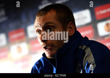 Fußball - UEFA Europa League - Gruppe I - Everton gegen FC BATE Borisov - Everton-Pressekonferenz - Goodison Park. Evertons Tony Hibbert während der Pressekonferenz Stockfoto