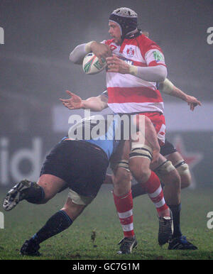Rugby Union - Heineken Cup - Pool 2 - Glasgow Warriors / Gloucester Rugby - Firhill Arena. Gloucester's Alex Brown (Mitte) in Aktion mit Moray Low von Glasgow Warriors (links) und Dougie Hall Stockfoto