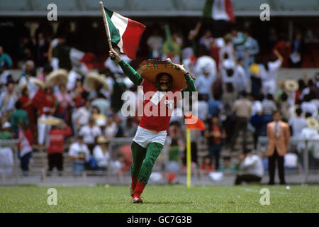 Fußball - Weltmeisterschaft Mexiko 1986 - Gruppe B - Mexiko / Irak. Ein Mexiko-Fan zeigt vor dem Spiel seine Unterstützung Stockfoto