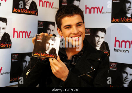 Joe McElderry CD signing bei HMV Stockfoto