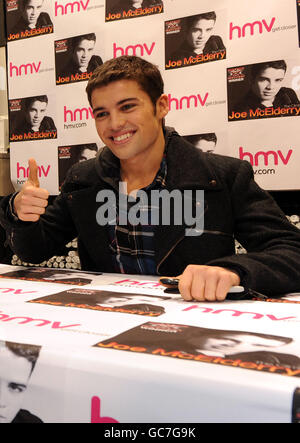 Joe McElderry CD signing bei HMV Stockfoto