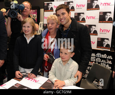 Joe McElderry CD signing bei HMV Stockfoto
