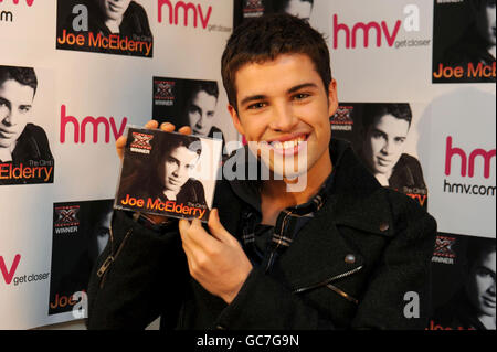 Joe McElderry CD signing bei HMV Stockfoto