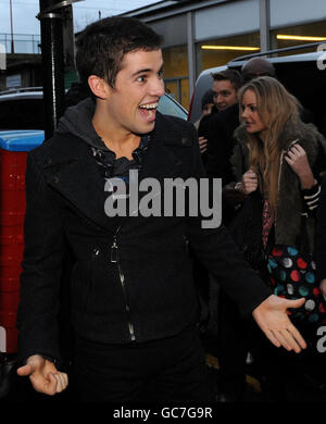 Der Gewinner des X-Faktors Joe McElderry kommt zu einer CD-Signing-Session seiner Debüt-Single The Climb im HMV-Store auf der King Street in seiner Heimatstadt South Shields, South Tyneside. Stockfoto