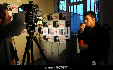 X-Faktor-Gewinner Joe McElderry macht eine Pause von Interviews bei einer CD-Signing-Session seiner Debüt-Single The Climb im HMV-Store auf der King Street in seiner Heimatstadt South Shields, South Tyneside. Stockfoto