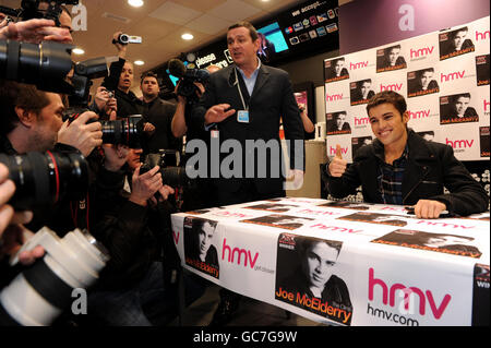 Der X-Faktor-Gewinner Joe McElderry bereitet sich auf eine CD-Signing-Session seiner Debüt-Single The Climb im HMV-Store in der King Street in seiner Heimatstadt South Shields, South Tyneside, vor. Stockfoto