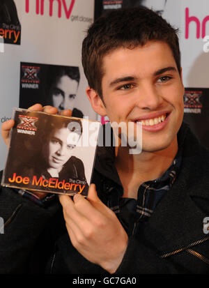 Joe McElderry CD signing bei HMV Stockfoto