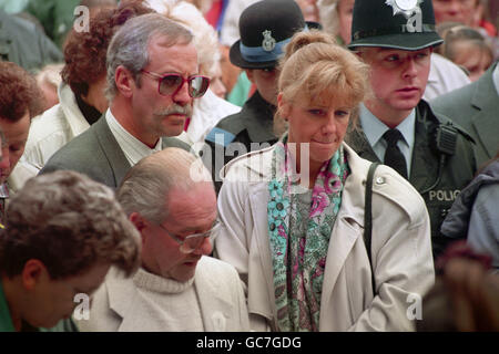 L-R WILF BALL UND COLIN UND WENDY PARRY, DIE ELTERN DER WARRINGTON BOMBENOPFER TIM HALTEN DIE HÄNDE IM GEBET BEI EINER FRIEDENSVIGIL IM STADTZENTRUM. Stockfoto