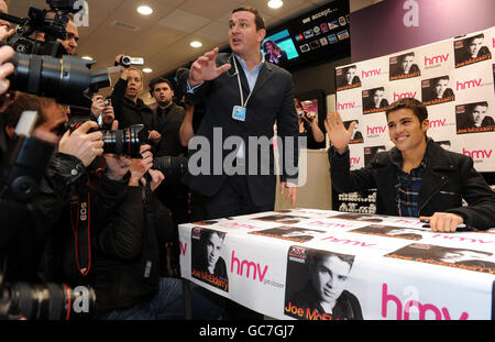 Der X-Faktor-Gewinner Joe McElderry bereitet sich auf eine CD-Signing-Session seiner Debüt-Single The Climb im HMV-Store in der King Street in seiner Heimatstadt South Shields, South Tyneside, vor. Stockfoto