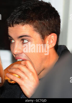 Joe McElderry CD signing bei HMV Stockfoto
