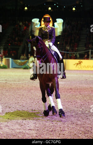 Toni Terry, die Ehefrau von Chelsea und England Captain John, führt während der London International Horse Show im Olympia Exhibition Centre, London, Dressuren durch. Stockfoto