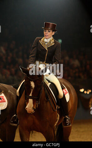 Toni Terry, die Ehefrau von Chelsea und England Captain John, führt während der London International Horse Show im Olympia Exhibition Centre, London, Dressuren durch. Stockfoto