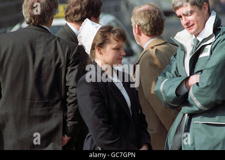 DIE KRANKENSCHWESTER KAREN TAYLOR [L], DIE DEN TÖDLICH VERLETZTEN JONATHAN-BALL NACH DER IRA-BOMBE IN WARRINGTON IN DIE KRABBE GESCHUMMELT HATTE, KOMMT ZU SEINER BEERDIGUNG IN DER ST WILFRID'S CHURCH, GRAPPENHALL. Stockfoto