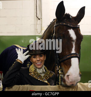 Toni Terry, Ehefrau von Chelsea und England Captain John, nachdem er während der London International Horse Show im Olympia Exhibition Centre, London, Dressur durchgeführt hatte. Stockfoto