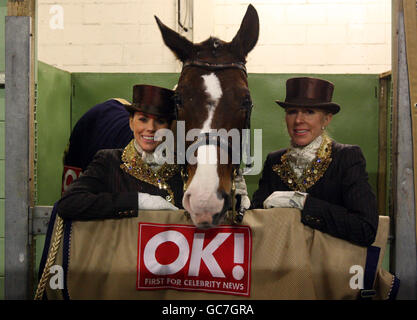 Toni Terry (links), Ehefrau von Chelsea und England Captain John, mit ihrem Trainer Vicki Thompson Winfield während der London International Horse Show im Olympia Exhibition Centre, London. Stockfoto