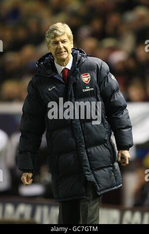 Fußball - Barclays Premier League - Burnley gegen Arsenal - Turf Moor. Arsenal-Manager Arsene Wenger reagiert auf die Touchline Stockfoto