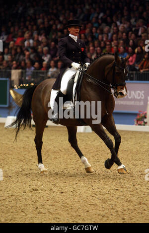 Die britische Henriette Andersen über Louis D'Or in der FEI World Cup Dressage - Grand Prix Freestyle to Music während der London International Horse Show im Olympia Exhibition Centre, London. Stockfoto