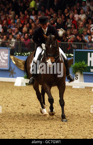 Die britische Henriette Andersen über Louis D'Or in der FEI World Cup Dressage - Grand Prix Freestyle to Music während der London International Horse Show im Olympia Exhibition Centre, London. Stockfoto