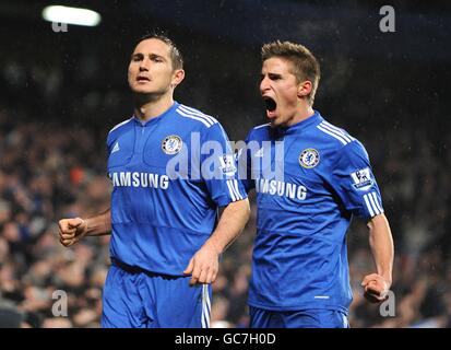 Fußball - Barclays Premier League - Chelsea gegen Portsmouth - Stamford Bridge. Chelsea's Frank Lampard (links) feiert den Treffer vom Strafpunkt mit seinen Teamkollegen Stockfoto