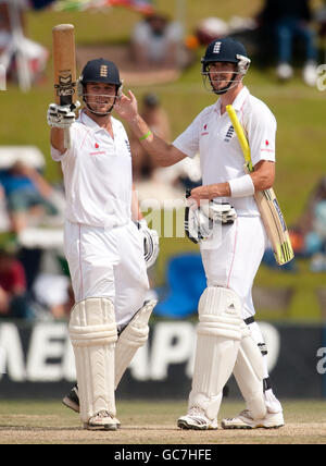 Der Engländer Jonathan Trott feiert sein halbes Jahrhundert mit Kevin Pietersen beim ersten Test im SuperSport Park, Centurion, Südafrika. Stockfoto