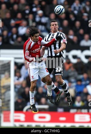 Steven Taylor von Newcastle United (rechts) und Julio Arca von Middlesbrough (links) Kämpfe um den Ball in der Luft Stockfoto