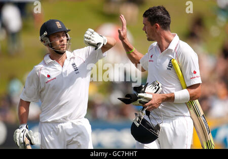 Der Engländer Kevin Pietersen schüttelt sich die Hände mit Jonathan Trott, als sie beim ersten Test im SuperSport Park, Centurion, Südafrika, das Feld für Tee verlassen. Stockfoto