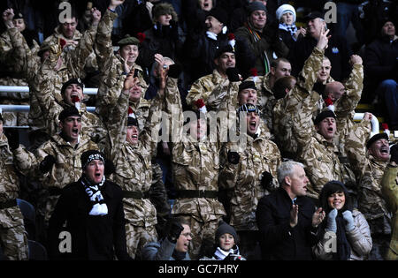 Soldaten der Royal Northumberland Fusiliers, die vor dem Spiel paradierten, waren Gäste von Newcastle United, um das Spiel nach ihrer Rückkehr aus Afghanistan während des Coca-Cola League Championship-Spiels im St. James' Park, Newcastle, zu sehen. Stockfoto
