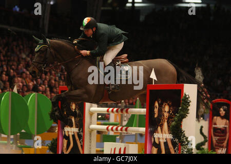 Irlands Cian O'Connor auf Rancorrado tritt beim Rolex FEI Worldcup Jumping während der London International Horse Show im Olympia Exhibition Centre in London an. Stockfoto