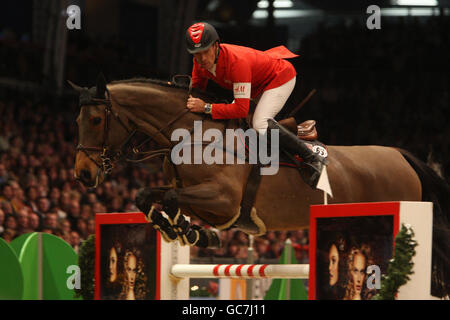 Der Schweizer Pius Schwizer fährt mit Carlina beim Rolex FEI Worldcup Jumping während der London International Horse Show im Olympia Exhibition Centre, London. Stockfoto