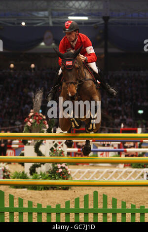 Der Schweizer Pius Schwizer fährt mit Carlina beim Rolex FEI Worldcup Jumping während der London International Horse Show im Olympia Exhibition Centre, London. Stockfoto