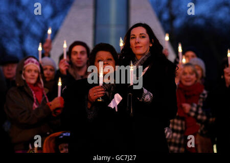 (Von links nach rechts) Christine Buckley und Paula Madigan bei einer Mahnwache, die heute Abend von der Gruppe „Light of Solidarity“ auf dem Merrion Square in Dublin abgehalten wurde. Stockfoto