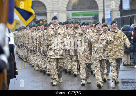 Soldaten des 4. Bataillons die Gewehre (4 Gewehre) ziehen durch Salisbury, Wiltshire, um ihre kürzliche Rückkehr in ihre Kaserne in Bulford zu feiern, nachdem sie aus dem Dienst in Afghanistan zurückgekehrt waren. Stockfoto