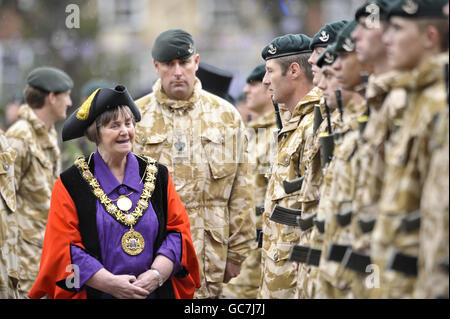 Soldaten des 4. Bataillons die Gewehre (4 Gewehre) werden vom Bürgermeister von Salisbury auf dem Marktplatz in Salisbury, Wiltshire, inspiziert, um nach der Rückkehr aus dem Dienst in Afghanistan ihre Baracken in Bulford zu feiern. Stockfoto
