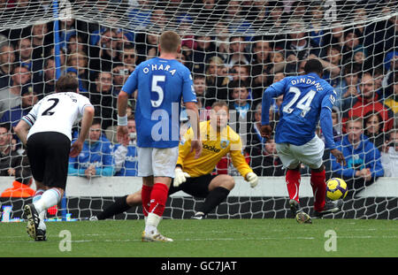 Burnley-Torhüter Brian Jensen spart im ersten Strafstoß eine Strafe Zur Hälfte von Aruna Dindane in Portsmouth Stockfoto