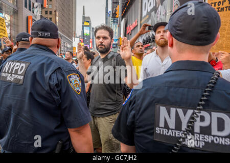 New York, Vereinigte Staaten von Amerika. 7. Juli 2016. Etwa zweitausend New Yorker marschierten in Manhattan bringen Verkehr zum Stillstand für viele Stunden anspruchsvolle Polizei Rechenschaftspflicht und daran Delrawn kleine AltonSterling und PhilandoCastile, die drei Männer erschossen von der Polizei in den letzten drei Tagen Credit: Erik McGregor/Pacific Press/Alamy Live News Stockfoto