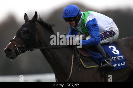 Jockey Paddy Brennan auf Mahagoni Blaze während der Keith Prowse Gastfreundschaft Tingle Creek Steeple Chase Stockfoto