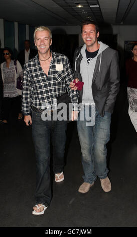 Ich bin ein Celebrity Get me out of here die Teilnehmer Colin McAllister (rechts) und Justin Ryan kommen am Flughafen Heathrow in Middlesex an. Stockfoto