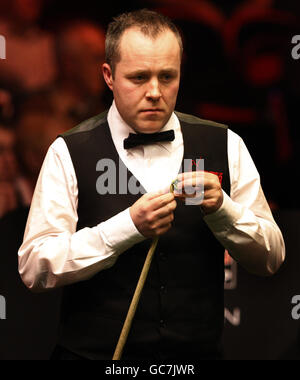 Schottlands John Higgins auf dem Tisch während seines 2. Spielrunde gegen den australischen Neil Robertson während der Pukka Pies UK Championship im Telford International Centre, Telford. Stockfoto