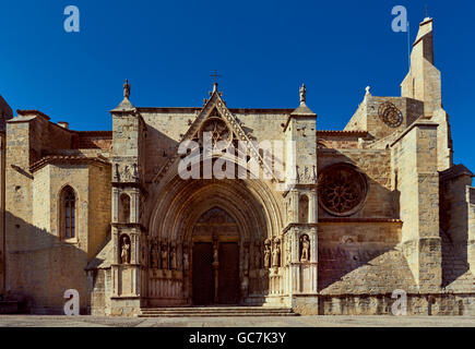 Tor der Marienkirche in der Ortschaft Morella, schönste gotische Kirche der Region Valencia, Spanien Stockfoto