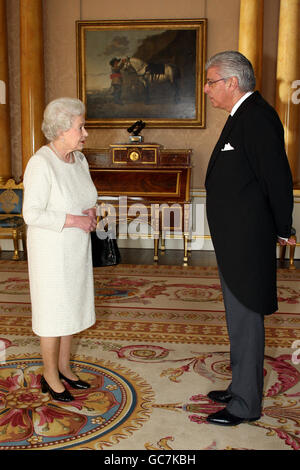 Die britische Königin Elizabeth II. Empfängt den Botschafter Uruguays Julio Moreira im Buckingham Palace, London. Stockfoto