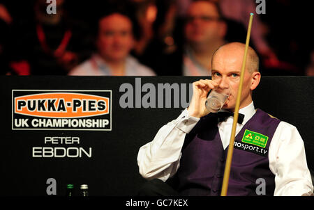 Snooker - Pukka Pies UK Championship - Tag vier - Telford International Center. Peter Ebdon nimmt während der Pukka Pies UK Championship im Telford International Centre, Telford, ein Getränk mit Wasser. Stockfoto